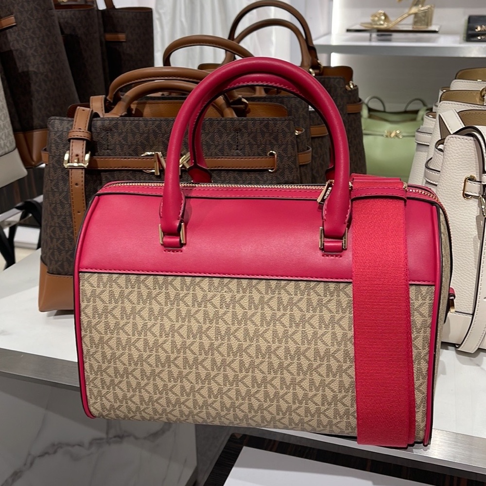 Michael Kors med Duffel Travel - Leather/Coated
Carmine Pink 
MD DUFFLES
NWT - Picture 5 of 16